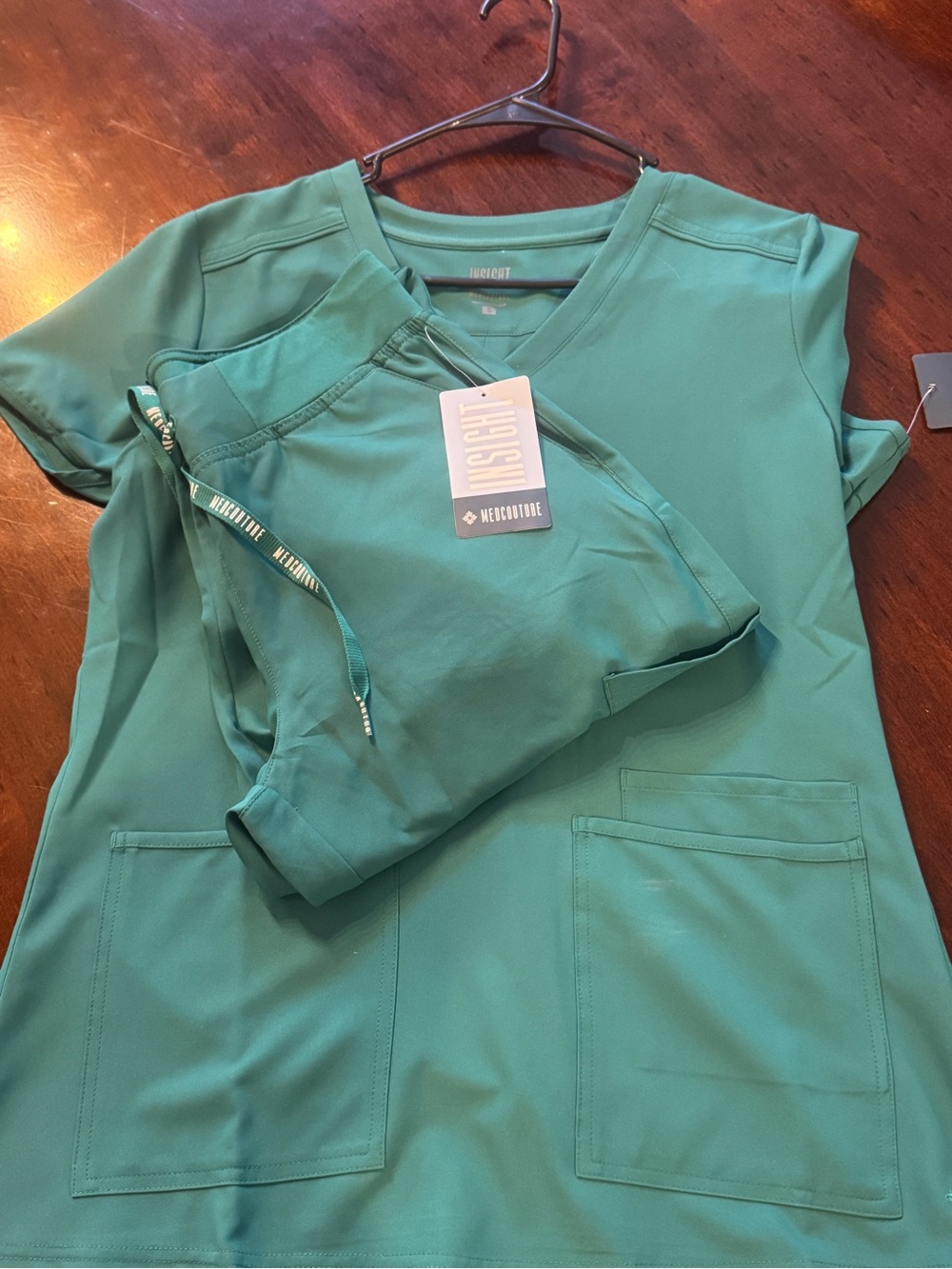 Med Couture Women's Scrubs VneckTop with cargo joggers NWT Small - Picture 3 of 10